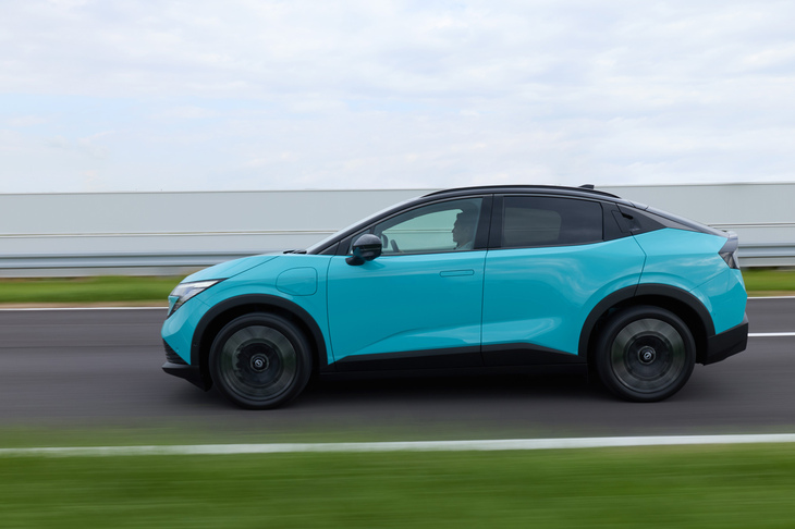 新型「リーフ」ではプラットフォームを「アリア」と同じ「CMF-EV」に変更。バッテリーにはAESCの最新世代のものが採用されている。