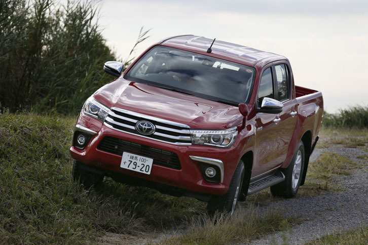 「ハイラックス」のボディーカラーは、写真の「クリムゾンスパークレッドメタリック」を含む全5色が用意される。