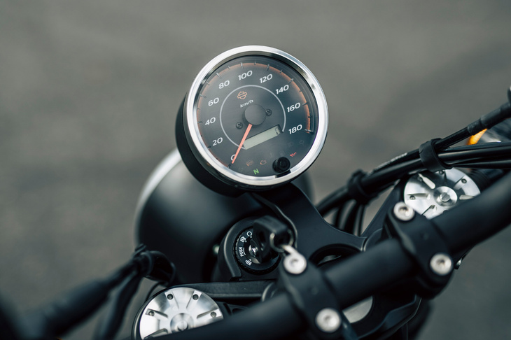 メーターはシンプルな単眼式。走行距離やエンジンの回転数などは、下部の小さな切り替え式ディスプレイに表示される。