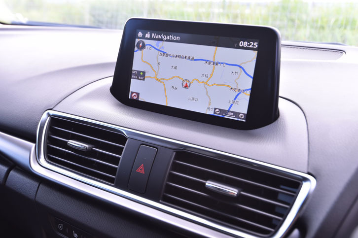 ダッシュボード中央の7インチディスプレイ。インフォテインメントシステムの操作スイッチは、シフトレバーのそばにレイアウトされている。