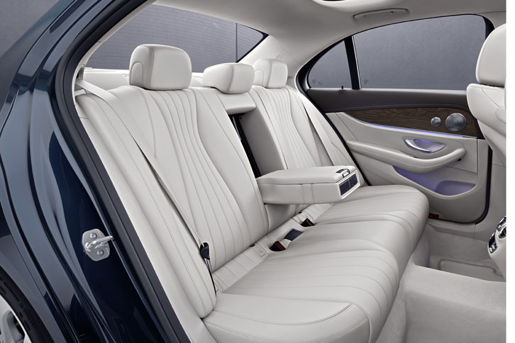 後席のニールームは従来型より6mm長い75mmに。一方、ショルダールームは4mm拡大の1450mmとされた。