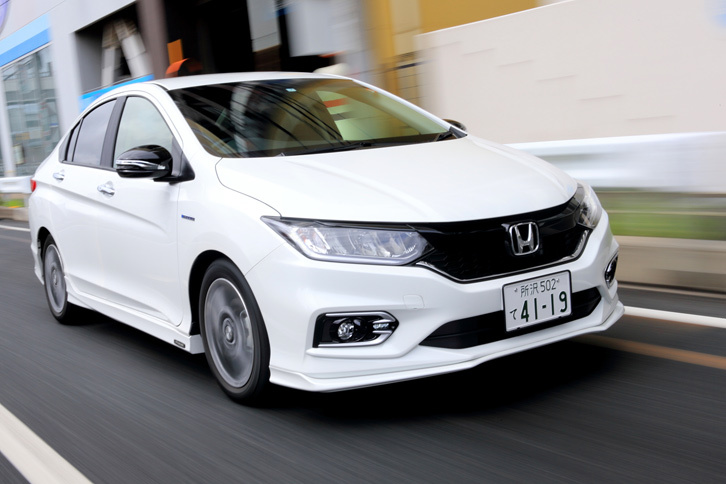 市街地を走る、モデューロの用品が装着された「グレイス」。モデューロのサスペンションは高い接地感をもたらし、上質な乗り心地とスポーティーな走りを実現している。