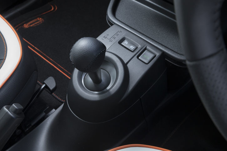 デュアルクラッチ式ATである6段EDCのシフトセレクターは、標準車と同じだ。