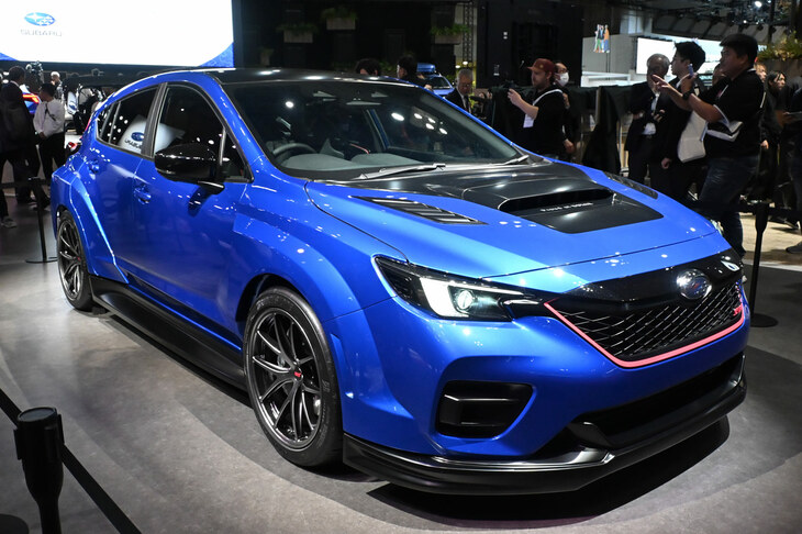 来場者は、どちらかというとエンジン車の「Performance-B STIコンセプト」に注目していた印象だった。