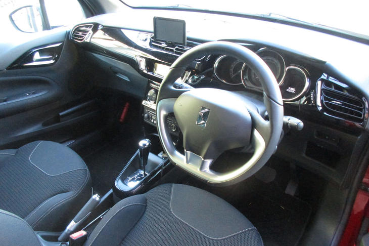 筆者の愛車「DS3」のインテリア。シートがメッシュ素材で通気性がいい。