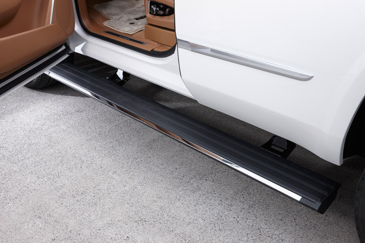 ドアの開閉に連動して自動で展開、収納されるサイドステップ。上級グレード「プラチナム」に標準装備される。