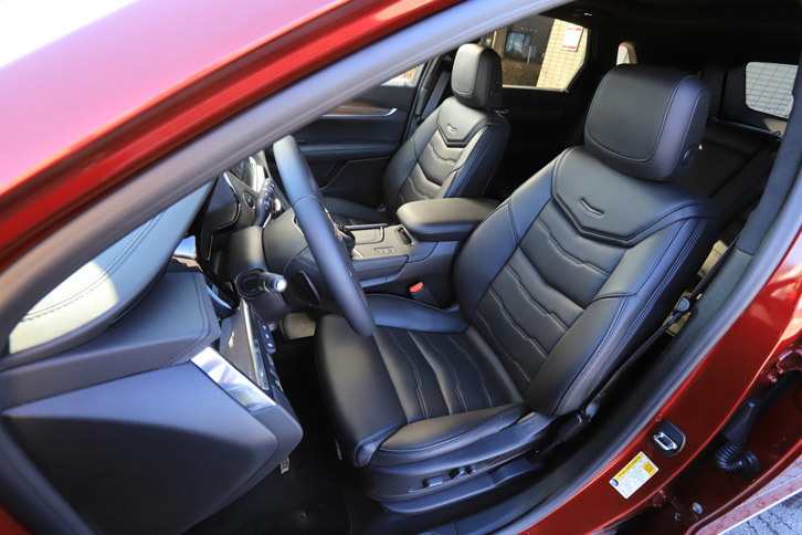 「プラチナム」に装備されるセミアニリンフルレザーシート。座面や背もたれにはヒーターおよびベンチレーション機構が備わっており、季節を問わず快適に過ごすことができる。