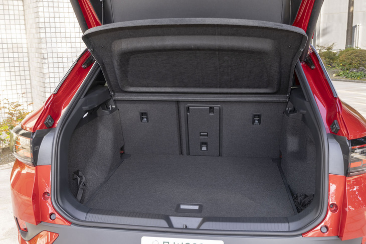 荷室の容量は543リッター。背もたれは60：40分割式ながらトランクスルーが付いている。