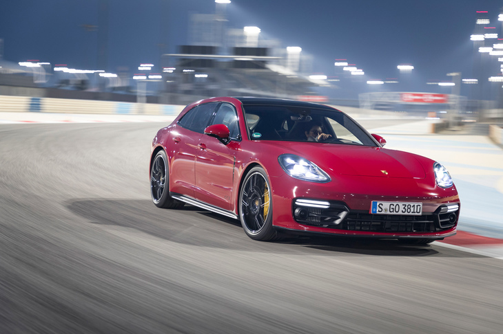 シャシー関連の装備としては、低速走行時には逆位相、高速走行時には同位相に後輪を操舵するリアアクスルステアも用意されている。