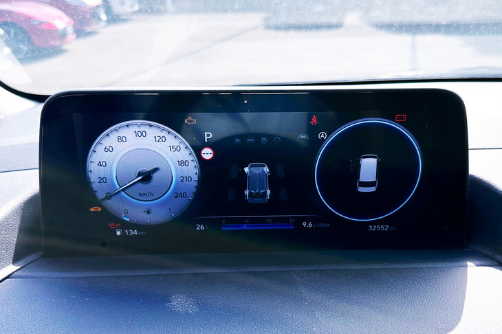 メーター用ディスプレイは、極めて簡潔。