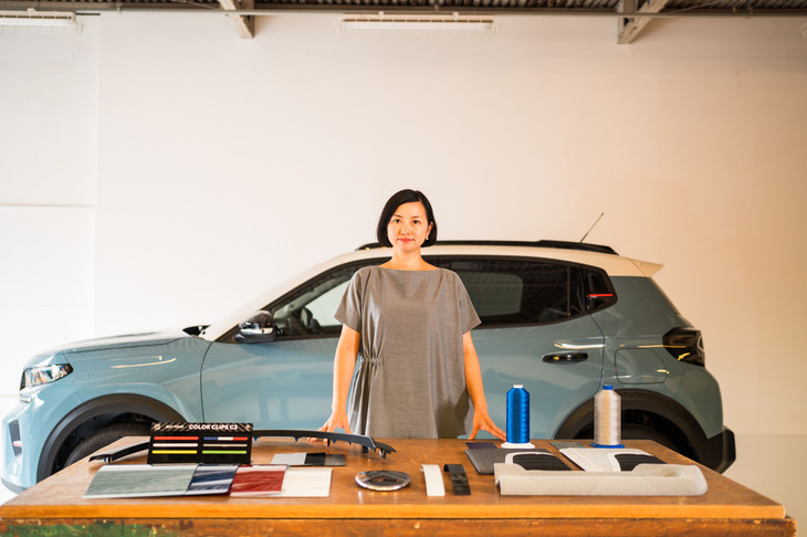 柳沢知恵さんは筑波大学大学院芸術研究科を修了後、2007年に日産自動車に入社し、カラーマテリアルデザイナーとして従事。2012年から2年間ルノーに出向し、その後日産に戻るも、2015年末にシトロエンへと移籍したキャリアを持つ。