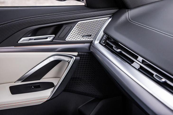 「HiFiスピーカーシステムharman/kardon」は、ハイラインパッケージに含まれるオプションアイテム。ダッシュボードのアルミパネルやスピーカー部のアルミメッシュパネルなどが、高級感を演出している。