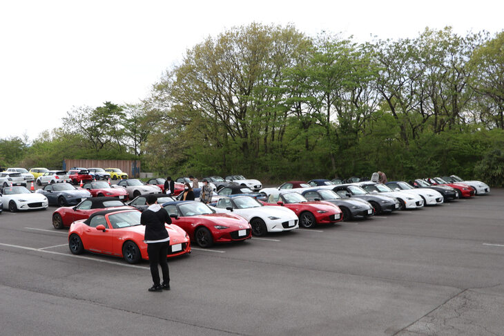 「ROADSTERオーナーズミーティング」には、約60台が参加。歴代モデルすべてがそろったが、最も台数が多かったのは現行型（ND）だった。若い人の姿も多く、モデルだけでなくオーナーも世代交代が進んでいることが感じられたが、オーナー同士のフレンドリーな関係性は、今も昔も変わらない。