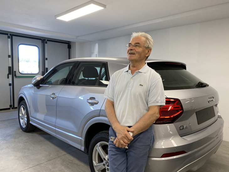 リヴィオさんは40年のメカニック経験を経て、独立・開業した。「アウディQ2 30 Tdiスポルト」（2019年登録・価格2万6000ユーロ）は走行わずか5600km。