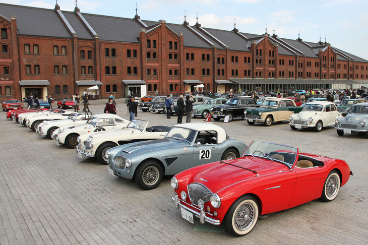 前列には通称“ビッグヒーレー”こと「オースチン・ヒーレー100」や「同3000」、“カニ目”こと「同スプライトMk1」などのオースチン・ヒーレーが並んでいる。