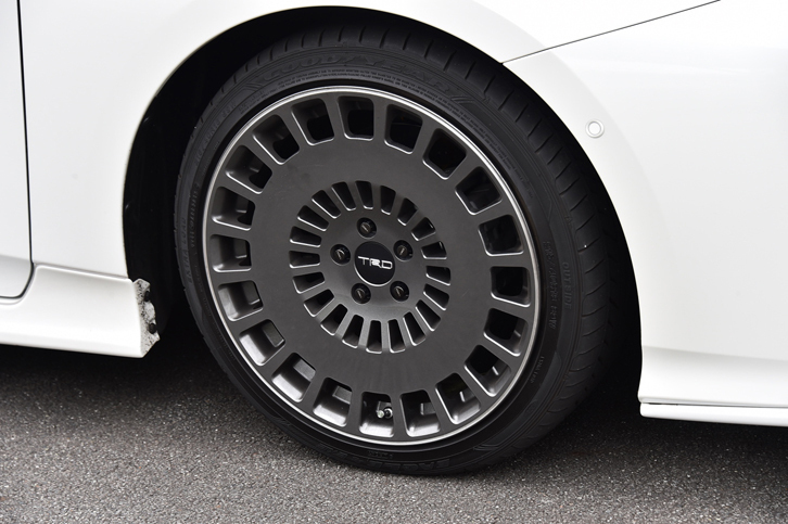 「TRD TF8」と名付けられたアルミホイール。往年のラリー車に見られたデザインを意識しているという。