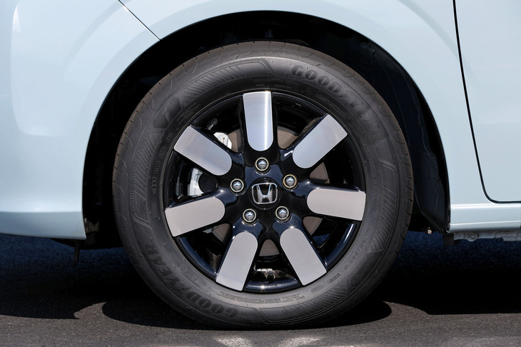 今回テストトラック内でステアリングを握った「フリードe：HEVエアーEX」には、四輪車の加速走行騒音規制（R51-03）に対応する185/65R15サイズの「グッドイヤー・エフィシェントグリップ パフォーマンス2」タイヤが装着されていた。