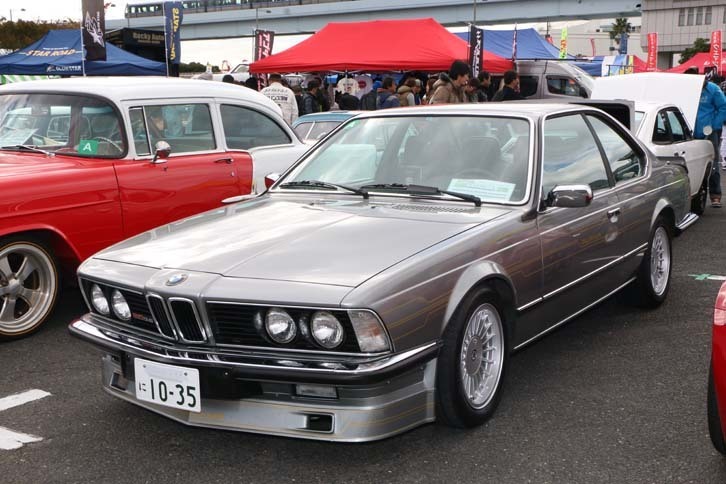 1986年式「BMWアルピナB10 3.5クーペ」。世界で最も美しいクーペとたたえられた「6シリーズ クーペ」をベースに、アルピナがつくりあげたコンプリートカー。総生産台数44台のみの希少車だ。