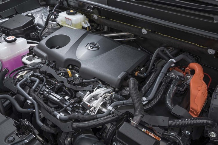 パワーユニットは2.5リッター直4エンジンに電気モーターを組み合わせたハイブリッド。リアモーターも含めたシステム最高出力は222ps。
