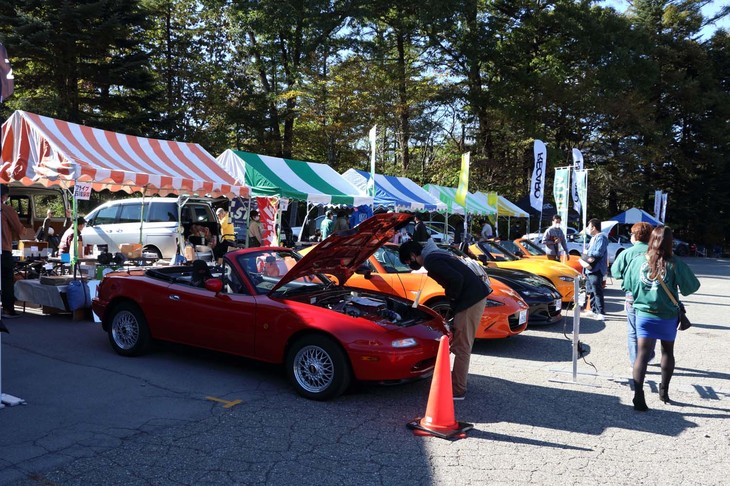 全国各地の「ロードスター」のプロショップやパーツメーカーが出展する「ショッピングストリート」。ロードスター向けのお買い得品や特価品が並ぶのはもちろんだが、ロードスターのプロが一堂に集結するため、オーナーにとって貴重な愛車相談の場となっている。