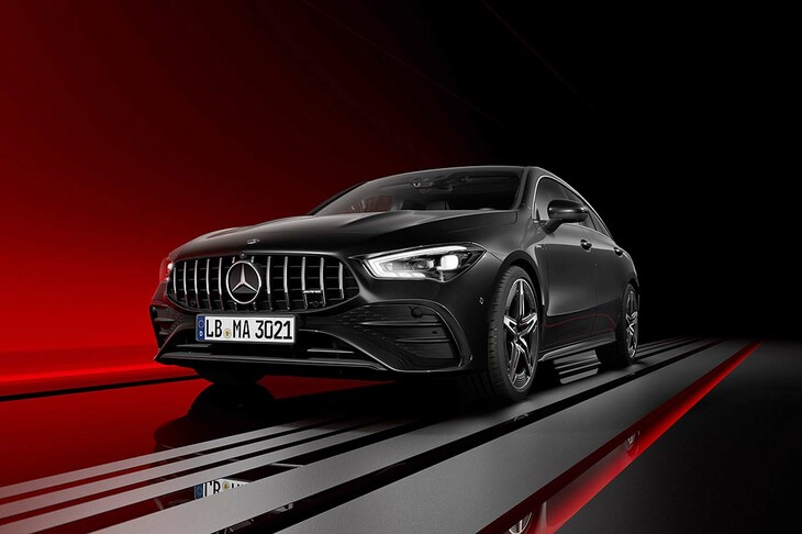 新しい「パナメリカーナ ラジエーターグリル」を装着する「メルセデスAMG CLA35 4MATIC」は、一段とアグレッシブなムードを醸し出す。