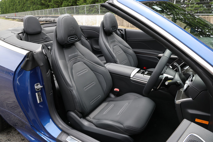 ルーフの開閉に要する時間はそれぞれ約20秒。ソフトトップは写真のブラックのほか、グレーと赤も選択できる。