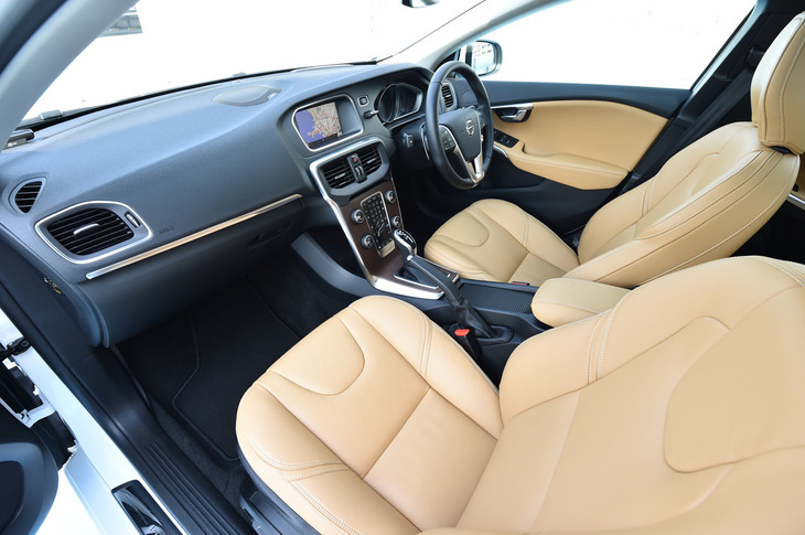 柔らかな光の表現にこだわりデザインされた「V40」のインテリア。日本仕様車のハンドル位置は右のみとなる。