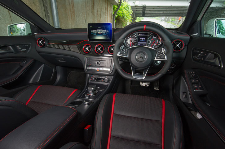 ブラックを基調に、鮮やかな赤のアクセントが施されたインテリア。