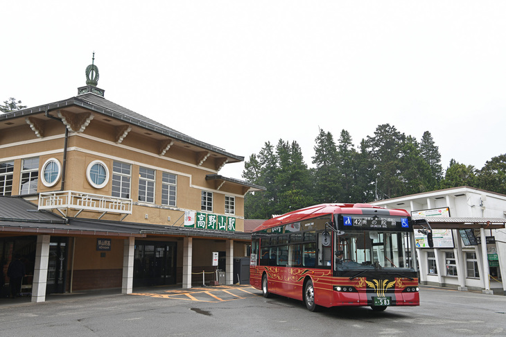 高野山の玄関駅として知られる南海電鉄の高野山駅。南海りんかんバスはここを起点とする路線バスにBYDの大型電動バス「K8」を導入。2026年4月24日に運行を開始した。