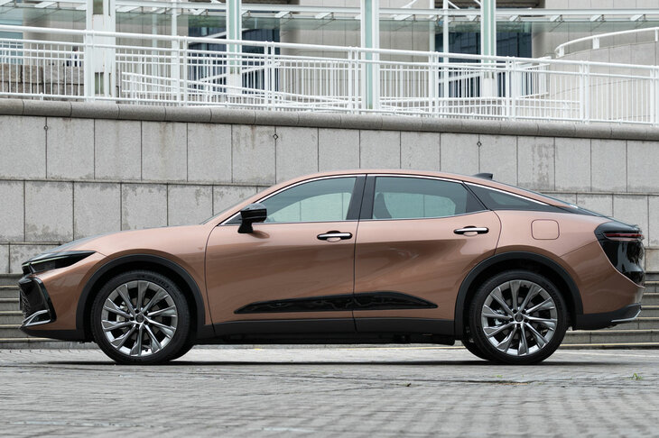 ボディーサイズは全長×全幅×全高＝4930×1840×1540mmと、従来型より全方位的にサイズアップ。一見するとハッチバック車のようにも見えるが、実際にはキャビンとトランクルームが分離した3ボックスセダンの構造をとっている。（写真：向後一宏）