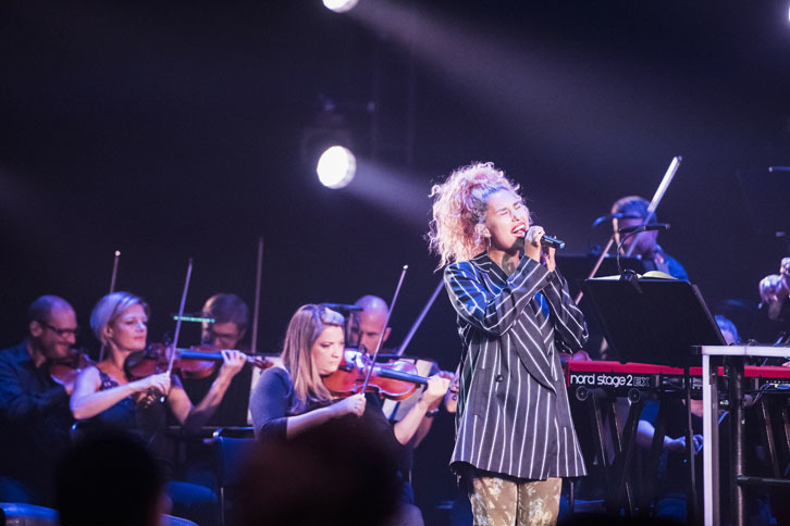 歌手のレイも登場。