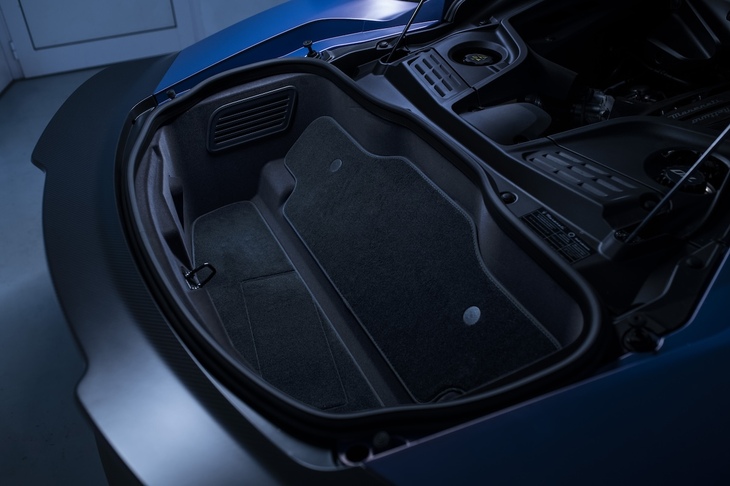 ベースモデルの「MC20」と同様に、車体後部には、ショートトリップなら十分こなせるだけのラゲッジスペース（容量100リッター）が確保される。