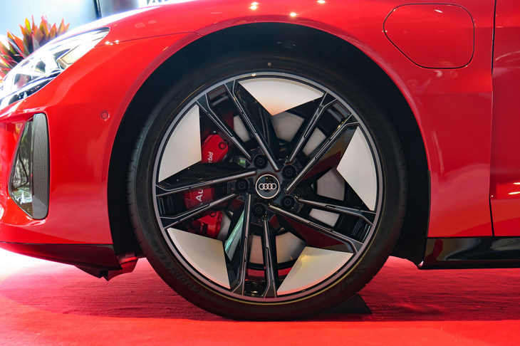 アウディRS e-tron GT（フロントホイール＆タイヤ）