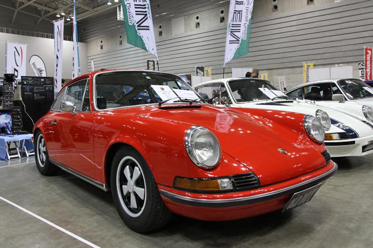 2.2リッター時代のナローである1971年「ポルシェ911T」。オールドボーイの出展で、価格は1100万円。同じ出展者の1989年「911ターボ ルーフ仕様」は1350万円だった。