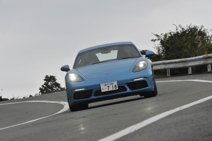 ターボエンジンを搭載する「718ケイマンS」。その開発にあたり、ポルシェのエンジニアは、自然吸気エンジンと同等のエンジンレスポンスを達成することを重視したという。