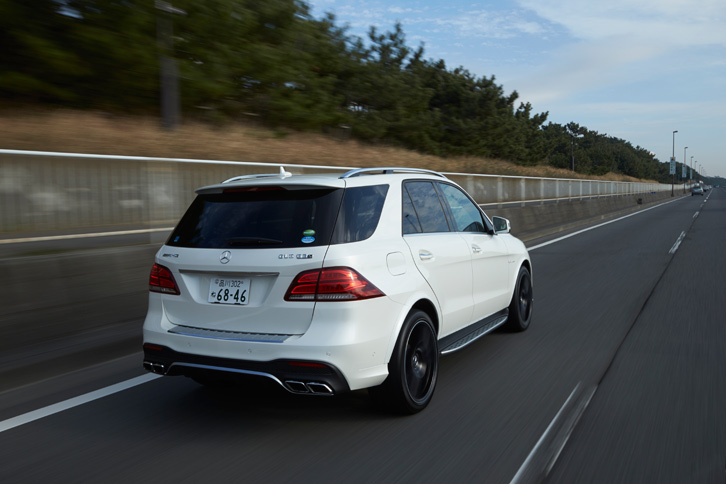 コーナリング時や車線変更時のロールを抑えるため、サスペンションにはアクティブスタビライザーの「アクティブカーブシステム」が装備されている。