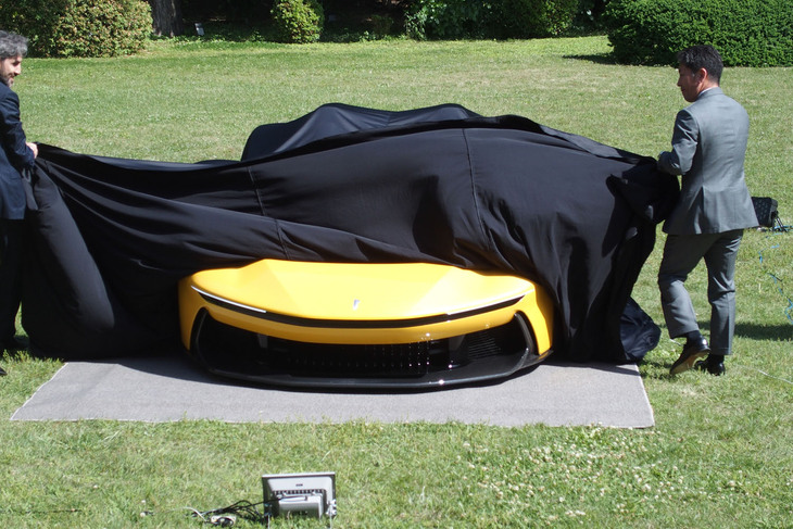 電動ハイパーバルケッタ「B95」がアンベールされる様子。