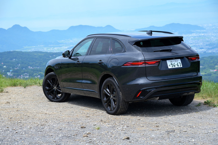 「ジャガーFペース」のPHEVは2023年に限定車として初導入され、2025年モデルで晴れてカタログモデルに昇格。今回の試乗車は上位グレードの「R-DYNAMIC HSE P400e」。