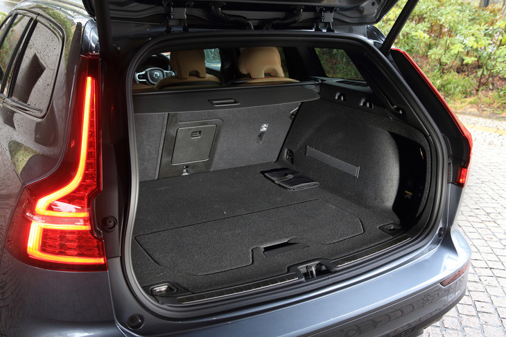 荷室容量は5人乗車の状態で529リッター、後席をたたんだ状態で1441リッター。「T5 AWDプロ」にはハンズフリーオープン／クローズ機能付きパワーテールゲートが標準装備される。