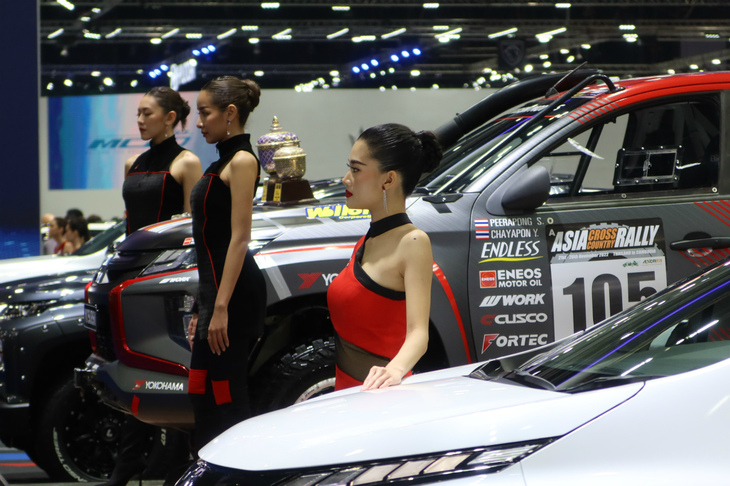 ずらりと並んだ「プリティ」の皆さん。衣装も色とりどりだ。