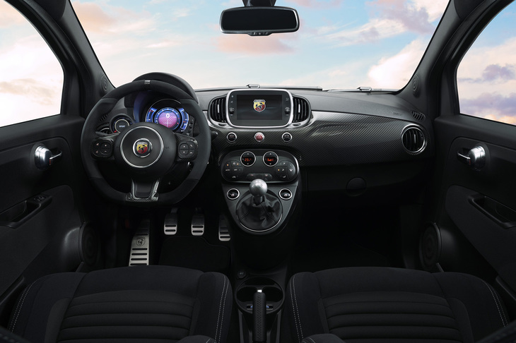 「アバルト595モメント」のインテリア。カーボンインストゥルメントパネルが採用されている。