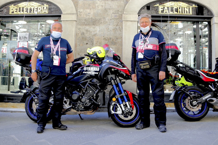 公式モーターサイクルであるヤマハの「ナイケンGT」を担当するオフィシャルの皆さん。