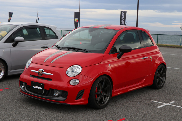 前期型の「アバルト500」シリーズで最も有名な限定車といえば「アバルト695トリブート フェラーリ」だろう。その名が示すように、フェラーリとのコラボレーションモデルで、当時のシリーズ最強スペックが与えられた。赤いボディーの印象が強いが、イエロー、ブルー、グレーも設定。東日本大震災の復興支援のため、後にホワイトのモデルも日本限定で販売されている。