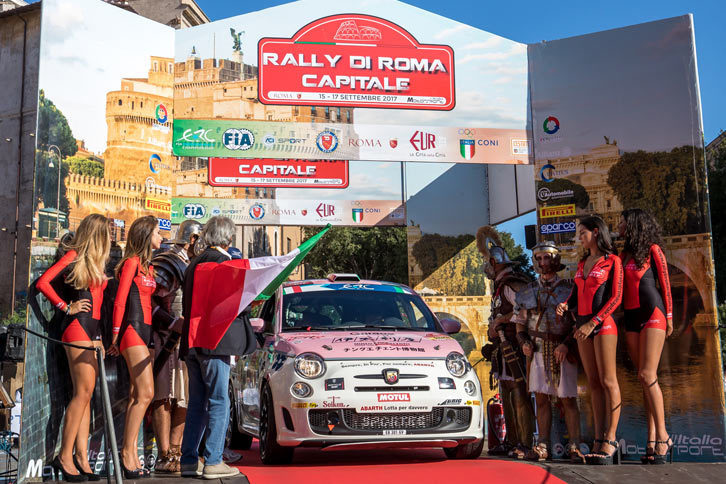 ローマ市内の中心部、「真実の口」前の広場で行われたセレモニアルスタートの様子。観光客も足を止めて見入っていた。