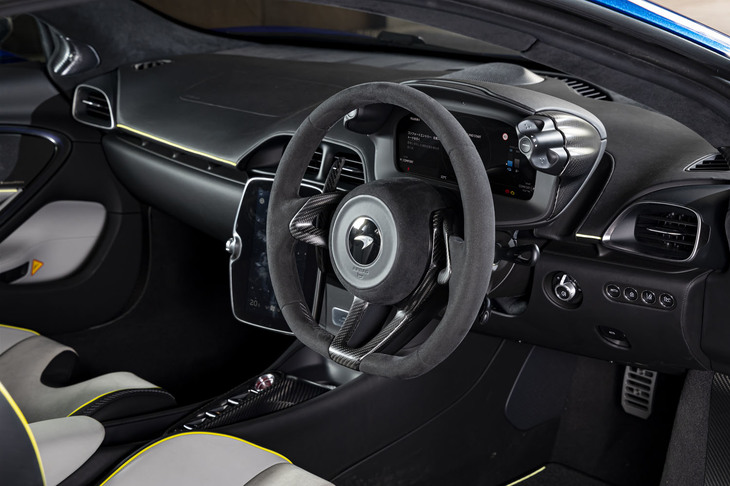 「ドライバーオリエンテッド」をテーマとし、乗員を包み込むようにデザインされたコックピット。快適な居住空間となるようe-HVACと呼ばれる電動の暖房・換気・空調システムが採用されたほか、エアコンの吹き出し口を拡張するなどの工夫がなされている。