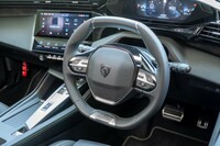 お腹の前で抱えるようにして操作するステアリングホイールは2本スポークタイプ。ディンプルレザーの触感が心地いい。