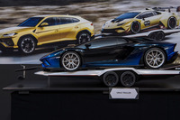 「ウルストレーラー」と記された車載トレーラーのスケールモデル。ランボルギーニのワンメイクレーシングカーのけん引などを想定しているようだ。