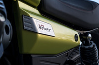 「V7スポルト」は、大幅改良と合わせて追加された新グレードだ。その名は往年のスポーツモデルにあやかったもので、他のグレードより運動性能を高めるとともに、より装備も充実したものとされている。