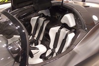 キャビンは2シーター。背後に最高出力400ps、最大トルク500Nmという実力の2.3リッター直4ツインターボエンジンを搭載する。