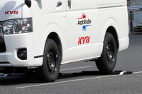 突起物を乗り越える試乗車。商／乗兼用で使われることもあり、また工事現場などで未舗装路を走ることも少なくない「ハイエース／レジアスエース」用だけに、その制御の幅はかなり大きくとられている印象だ。